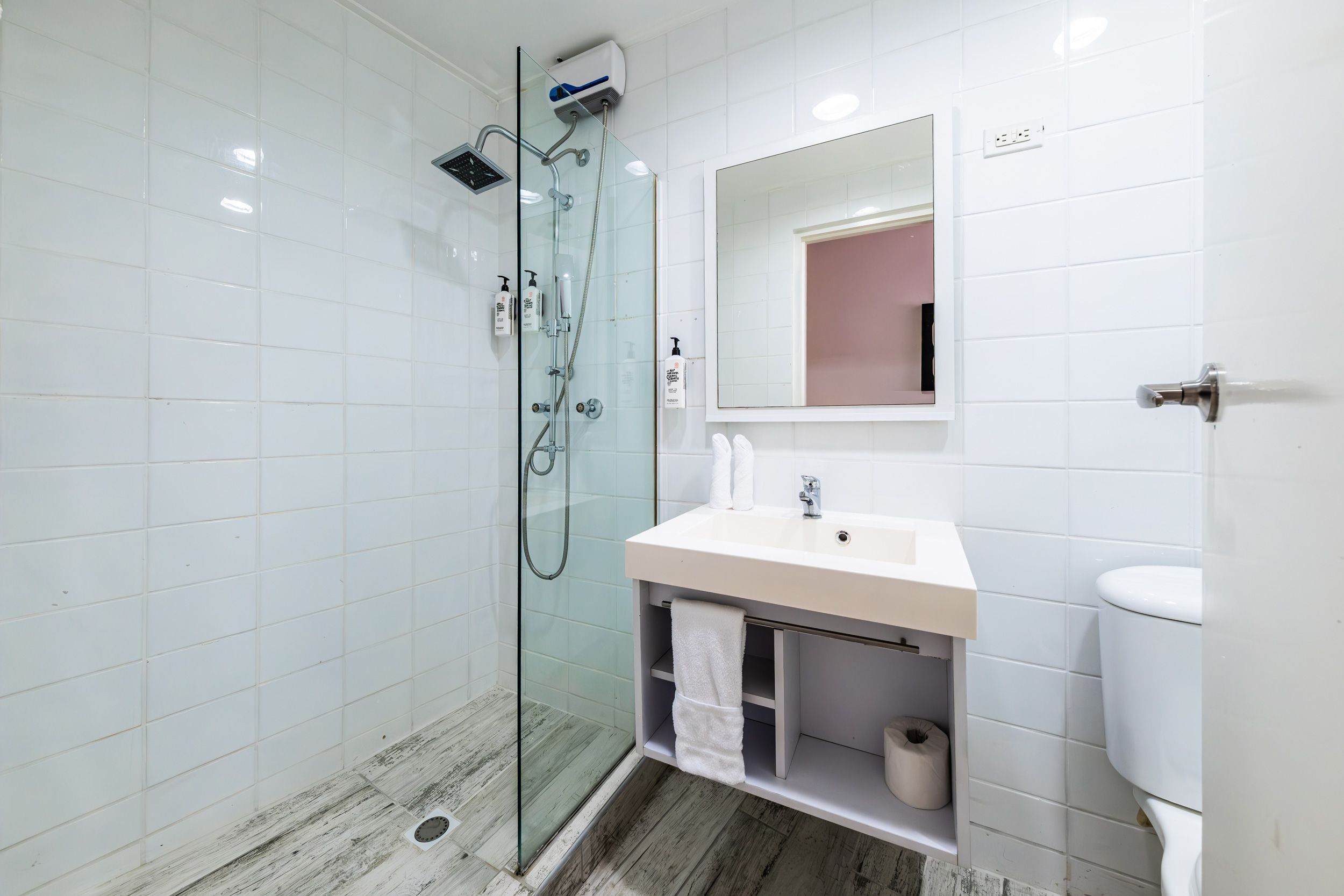 Deluxe Queen - Bathroom.jpg